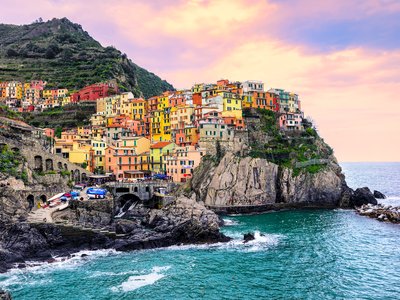 Colourful traditional houses on coastal edge atop rocky mountainside, Manarola, Cinque Terre, Italy